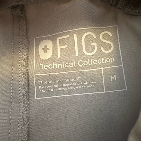 Figs Gray Limbe Pintuck Button Down Scrubs with Zipper Pockets size M - Picture 3 of 6